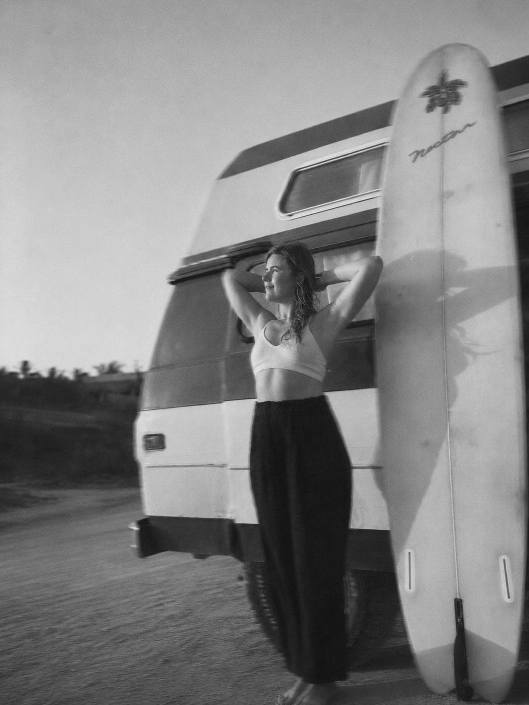 Margarita Jansen mit Surfbrett vor einem Van — Yoga und Reise